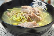 如何制作一道美味的豆腐排骨豆芽汤