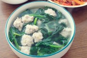 如何制作美味的菠菜丸子汤，浙江菜经典家常菜