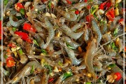 如何制作美味的醉活虾？经典浙江菜做法详解