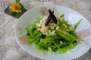 如何制作一道美味扑鼻的椒油炝芹菜，浙江菜经典凉拌菜