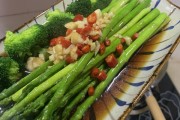 如何制作美味的蚝油芦笋沙律，清爽可口的夏日凉拌菜