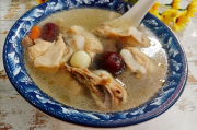 如何制作美味的枸杞莲子鸡汤？简单易学的家常做法