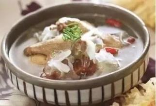 银耳陈皮炖乳鸽
