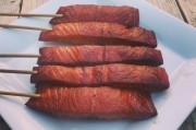 缅因风味烟熏三文鱼串家庭版制作全攻略（附新英格兰博览会情怀食谱）
