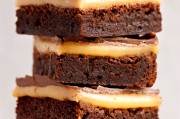 奢华三层巧克力焦糖布朗尼条制作秘籍，完美下午茶甜点教程