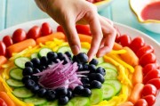 夏季清爽彩虹沙拉食谱，自制果香草莓酱汁教程