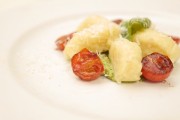 手工夏日土豆团子食谱，意式芝麻菜核桃青酱配香醋番茄