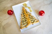 圣诞树形菠菜奶酪酥皮点心食谱，节日聚餐必备