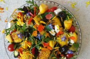 夏日烤蔬菜沙拉食谱，清新罗勒柠檬酱搭配