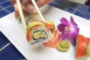 家庭自制彩虹寿司卷完整教程，8种风味一口尽享