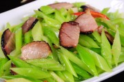 西芹百合草莓炒腊肉——川菜中的清新与鲜美融合