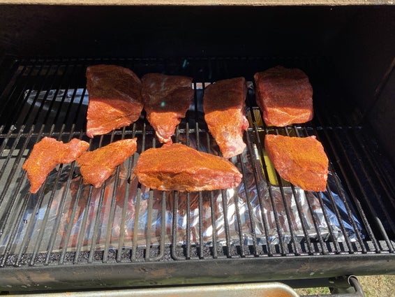 涂抹腌料并上烟熏炉