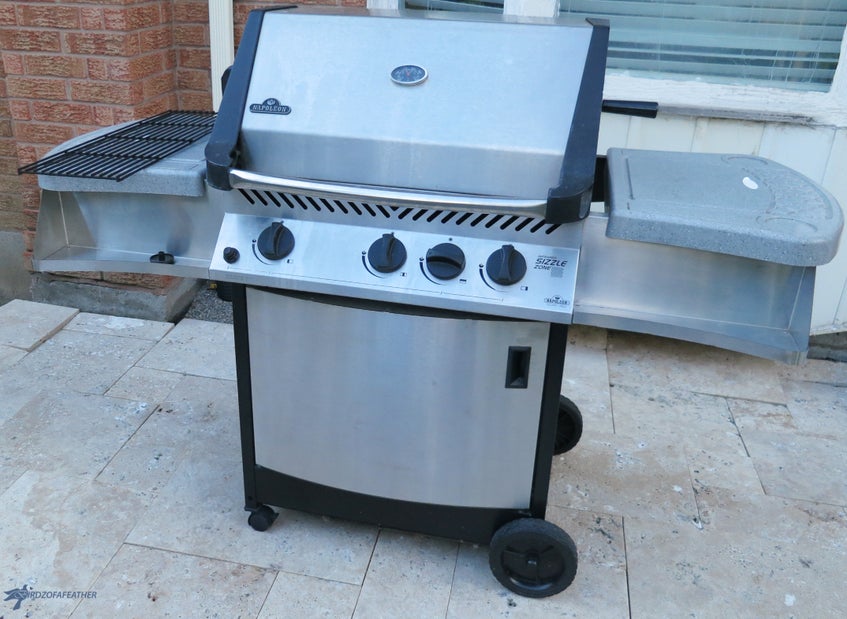 打开烤炉并给鸡肉调味