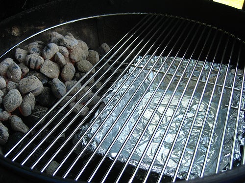 放置接油盘与木炭