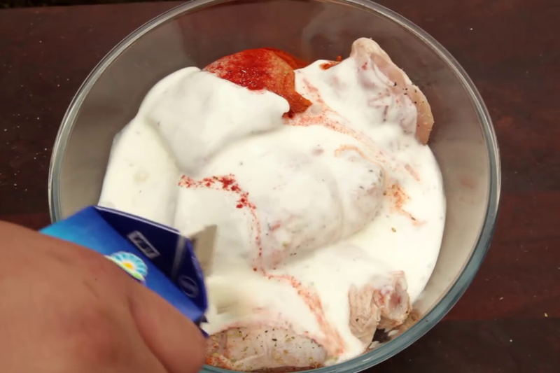 倒入足量酪乳没过鸡肉