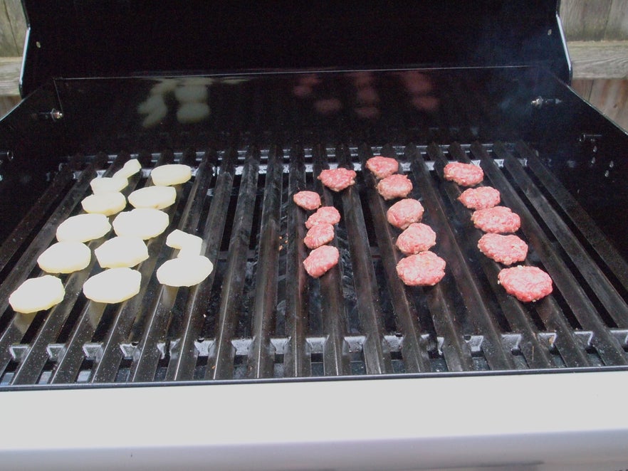 烤制汉堡与土豆片