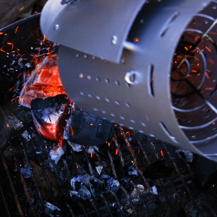 第一步：点燃木炭并加入烧烤架