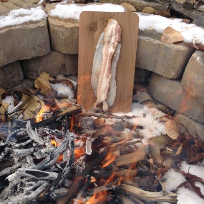 如何烹饪篝火木板烤鱼