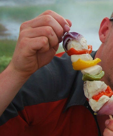 地热烹饪:用温泉蒸汽烹制的露营美食
