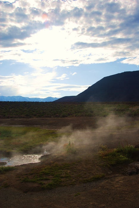 寻找带有地热蒸汽喷口的温泉
