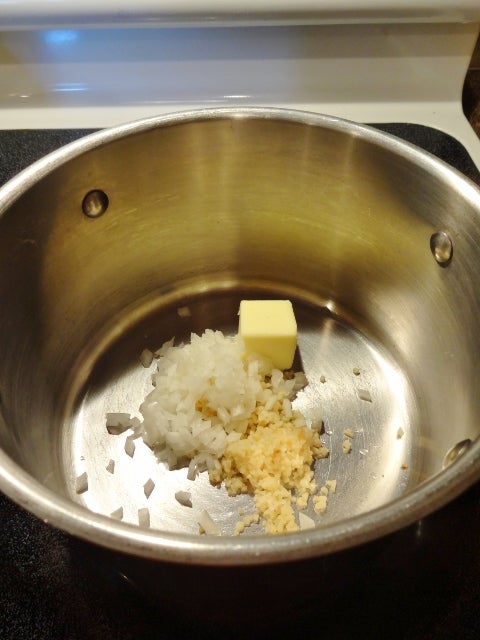 煸炒洋葱蒜末！