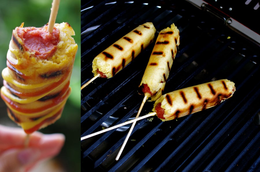 如何用烤架制作玉米热狗棒