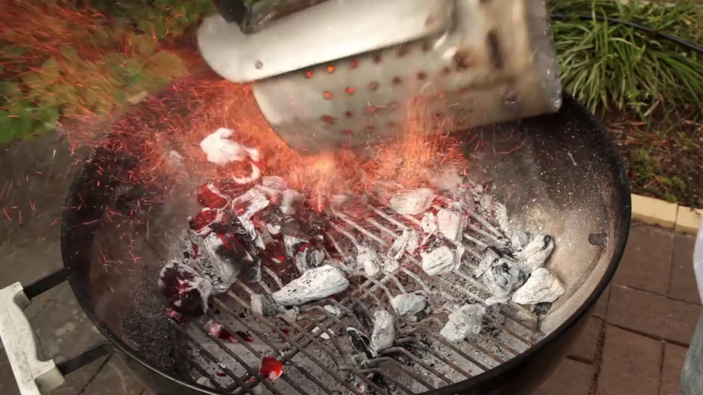 在烧烤架上放置点燃的木炭