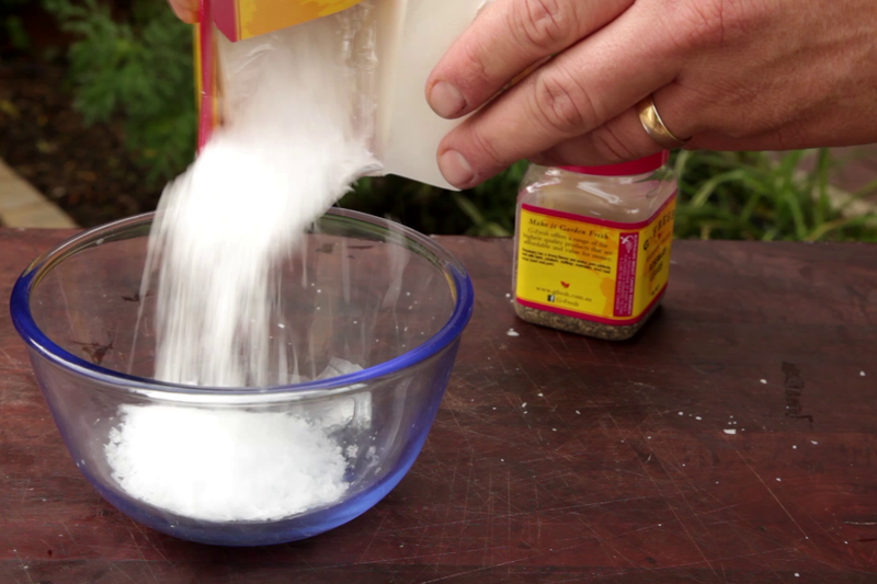 将盐和黑胡椒按等比例混合