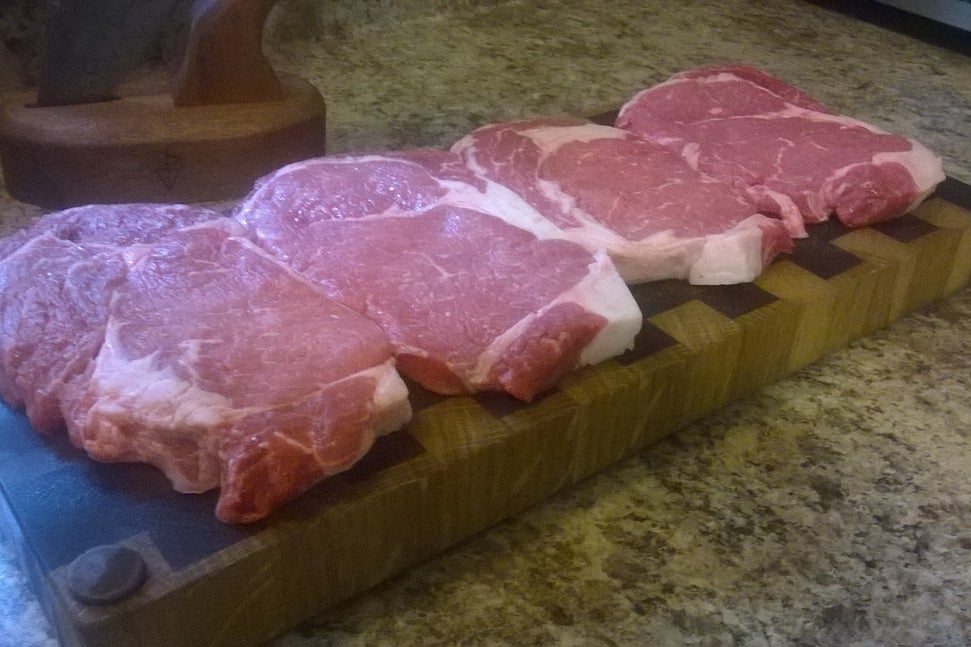 首先……你需要准备牛排和喜欢的调味料