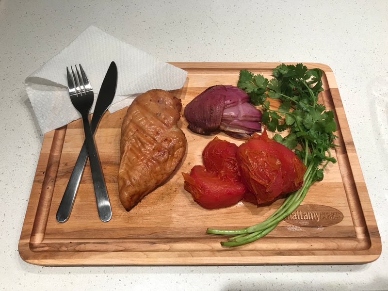 使用非常规腌料的烟熏鸡胸肉