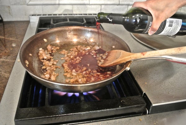 添加液体并收汁