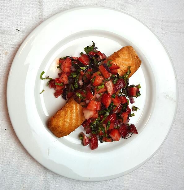 20分钟内完成！脆皮三文鱼配草莓罗勒莎莎