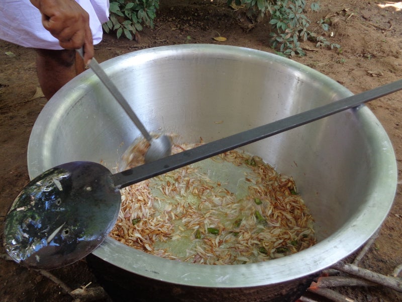 加入香料粉和研磨糊