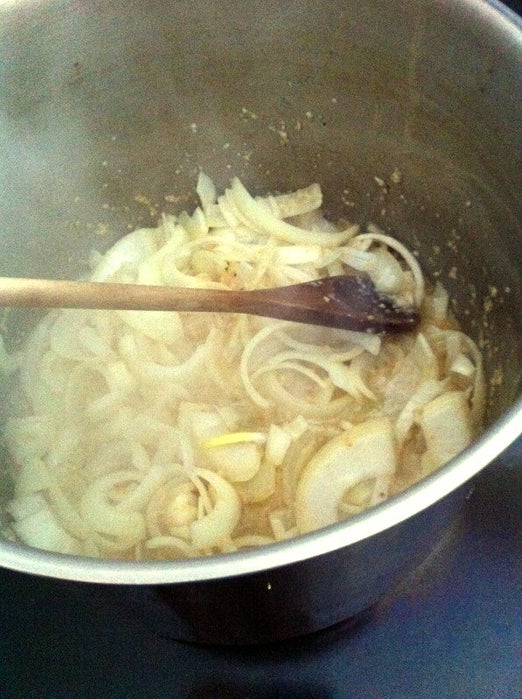 步骤3：起锅炒洋葱！