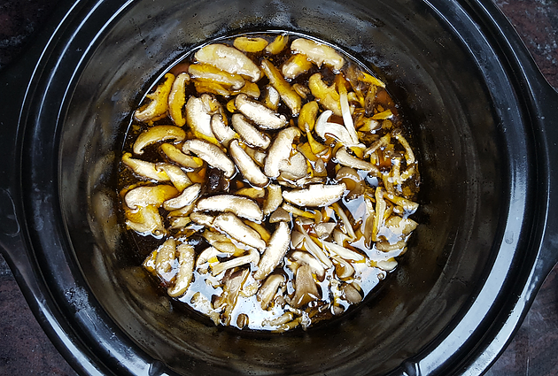 取出猪肉并加入蘑菇