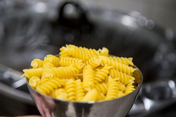 取出牛排 添加通心粉