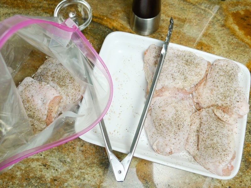 鸡肉香料入密封袋