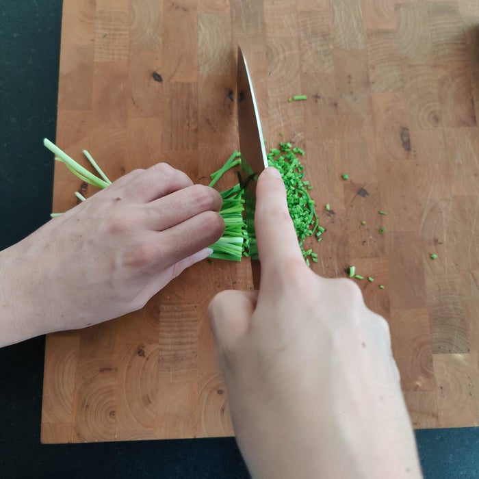 准备细香葱和奶酪