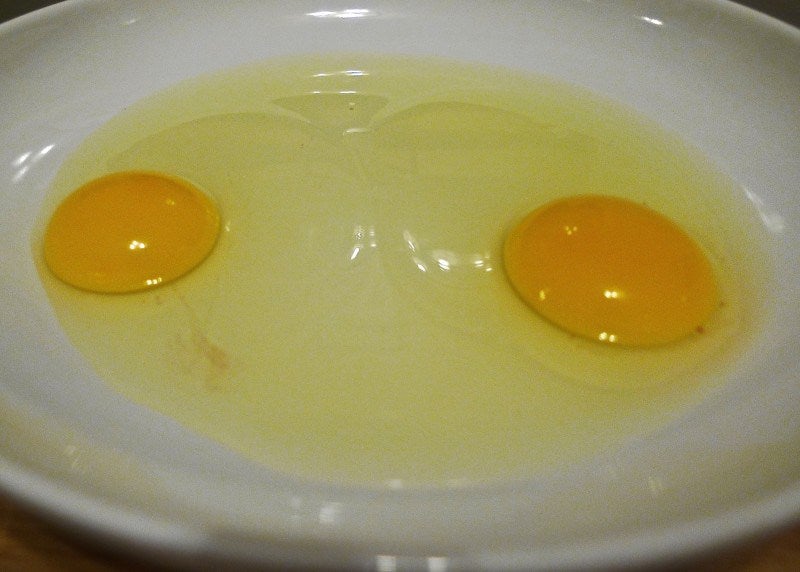 将2个鸡蛋打入大浅碗