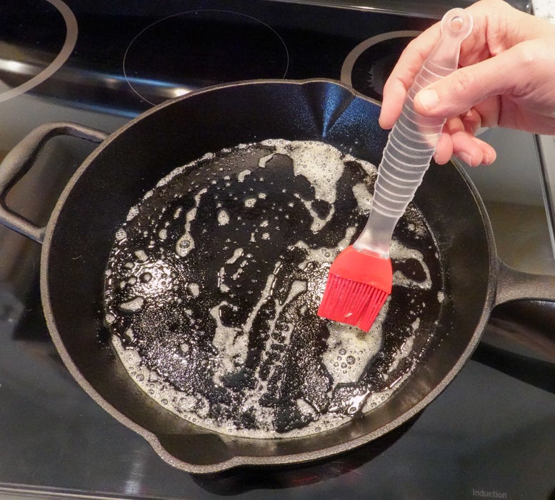 加热锅具并融化黄油