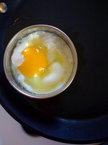 圆形鸡蛋三明治