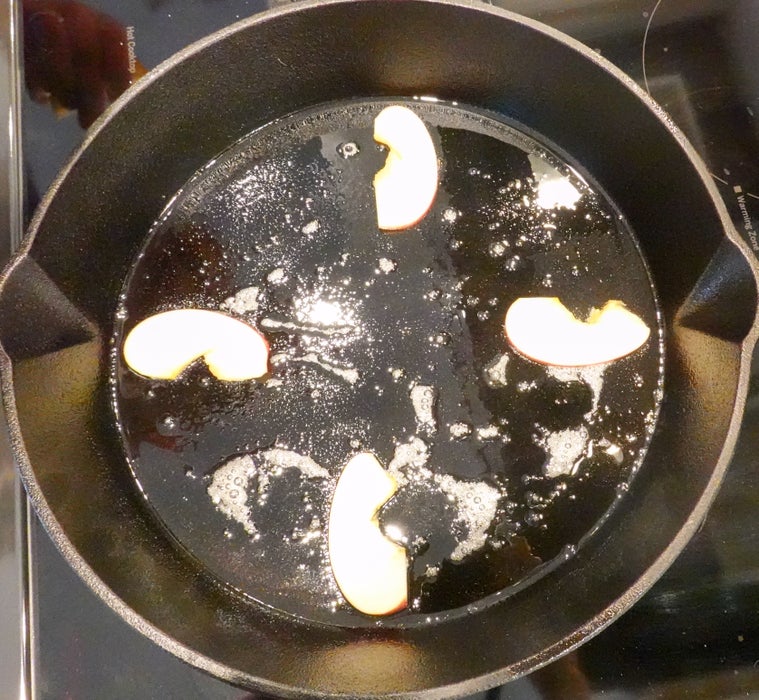 摆放水果并倒入面糊