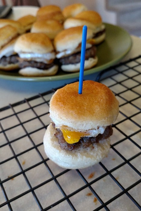 鹌鹑蛋香肠饼干三明治