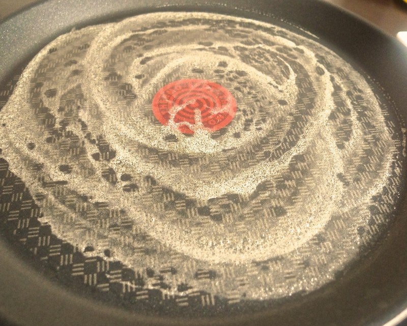 预热平底锅并涂黄油