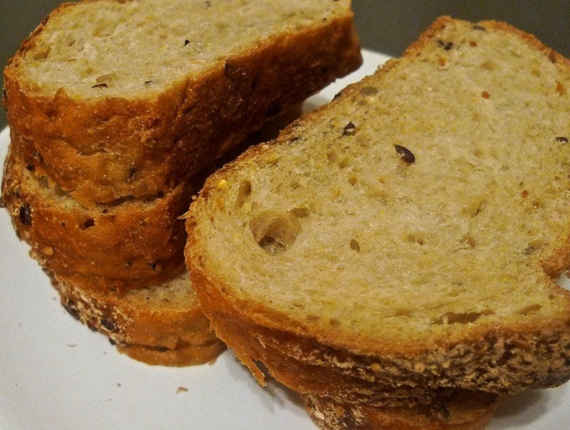 制作法式吐司第一步：将法式面包切成6片厚片