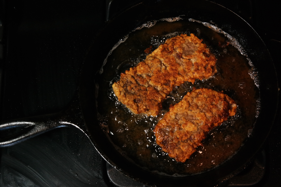 准备鸡排炸牛排