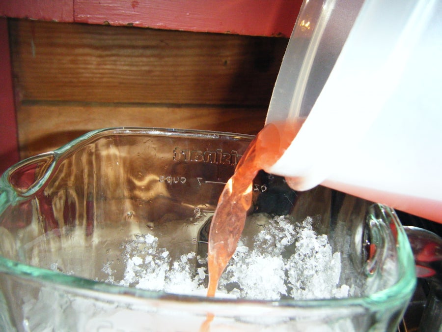 混合冰块与草莓饮