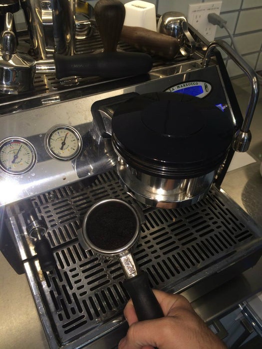 如何在使用浓缩咖啡机后得体清洁