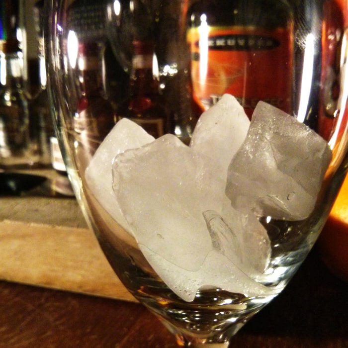 满杯冰块。很多冰块。