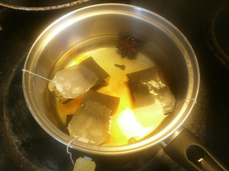 加入茶包继续烹煮